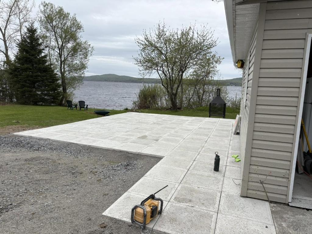 Dalles de patio — bord du lac