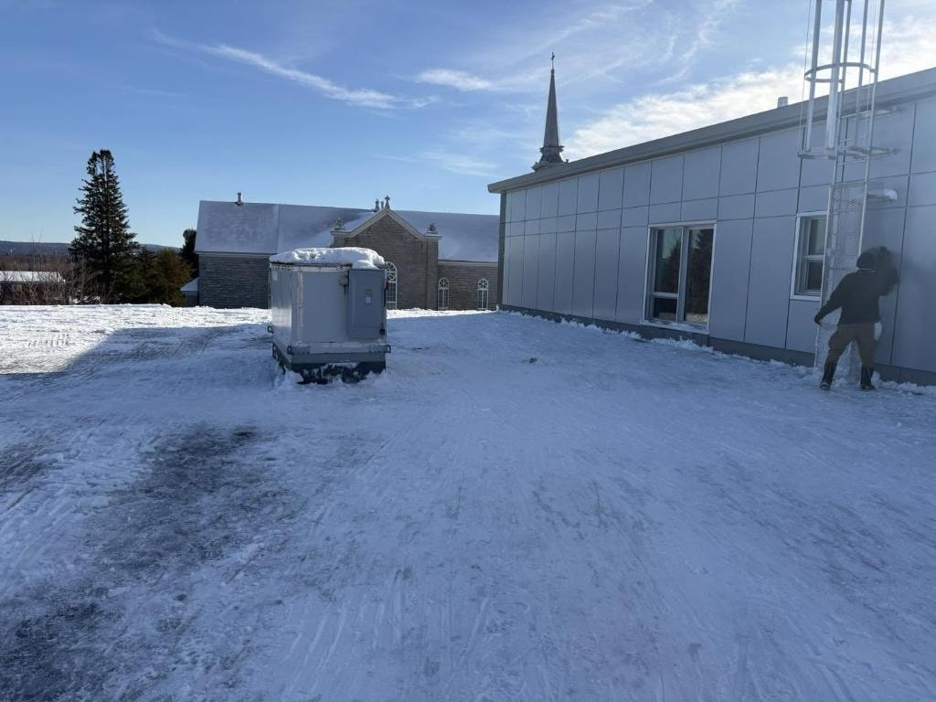 Déneigement commercial — toit plat